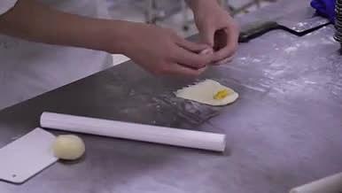 实拍面包师制作端午甜点视频的预览图